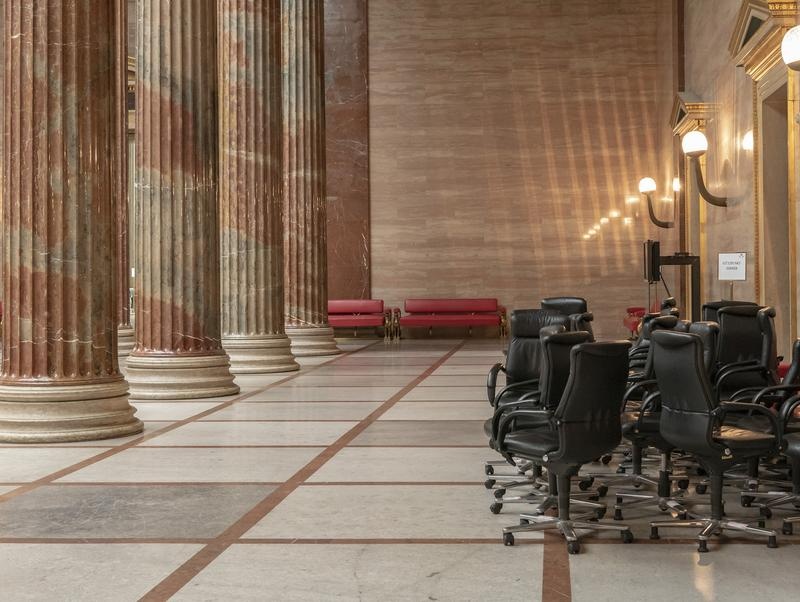 Bürostühle in der Säulenhalle