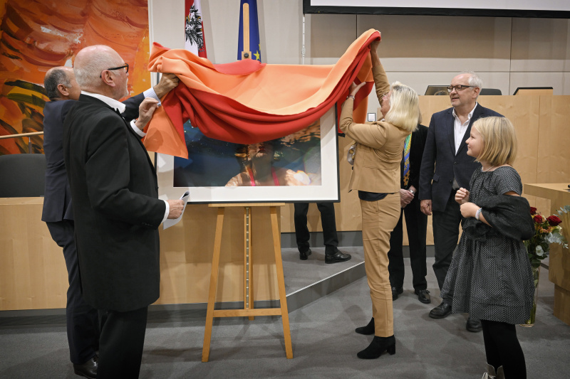 Von links: Nationalratspräsident Wolfgang Sobotka (ÖVP), Lois Lammerhuber, Elisabeth Stadler, Jan Schmolling, Preisträgerin Zoya Yeadonk