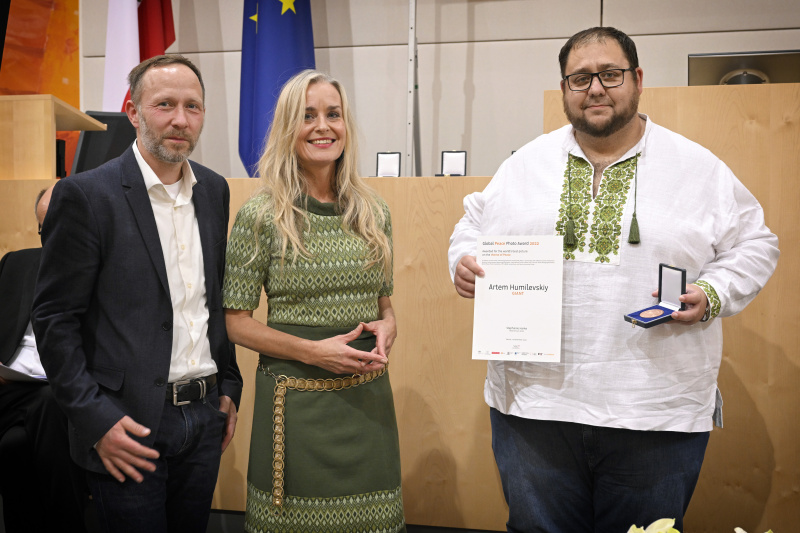 Von links: Andreas Lamm, Hilde Sandvik, Preisträger Artem Humilevskiy