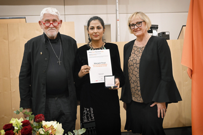 Von links: Werner Sobotka, Preisträgerin Maryam Firuzi, Claudia Dannhauser