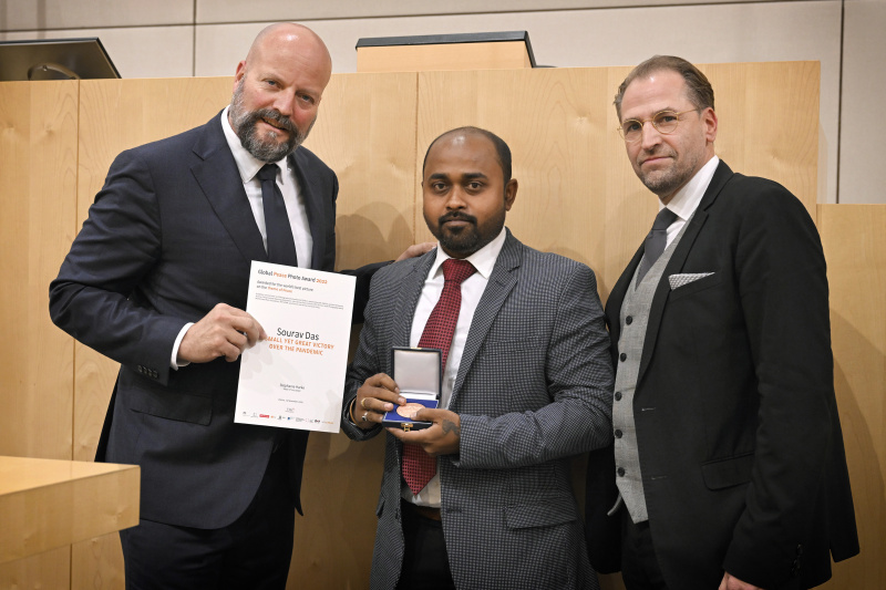 Von links: Lars Boering, Preisträger Sourav Das, Gregor Auenhammer