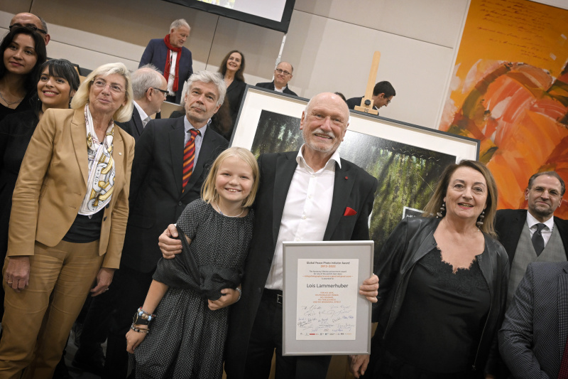 Gruppenbild mit Preisträger:innen und Jurymitgliedern