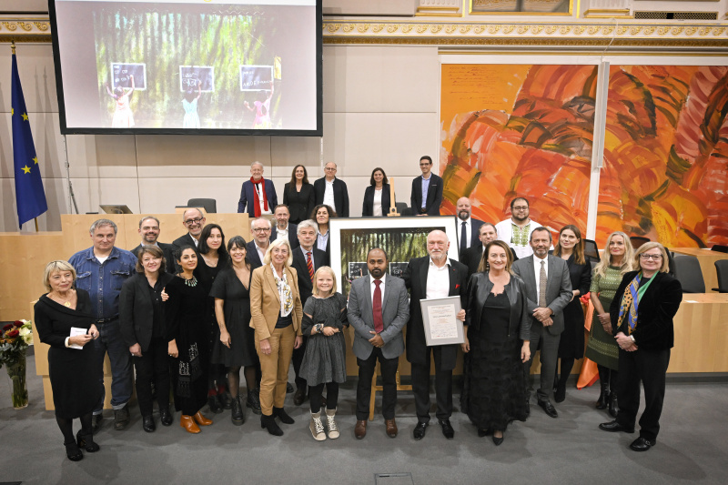 Gruppenbild mit Preisträger:innen und Jurymitgliedern