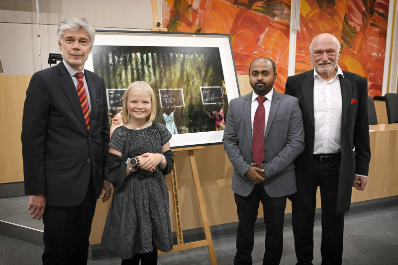 Von links: Parlamentsdirektor Harald Dossi, Preisträgerin Zoya Yeadon, Preisträger Sourav Das, Lois Lammerhuber