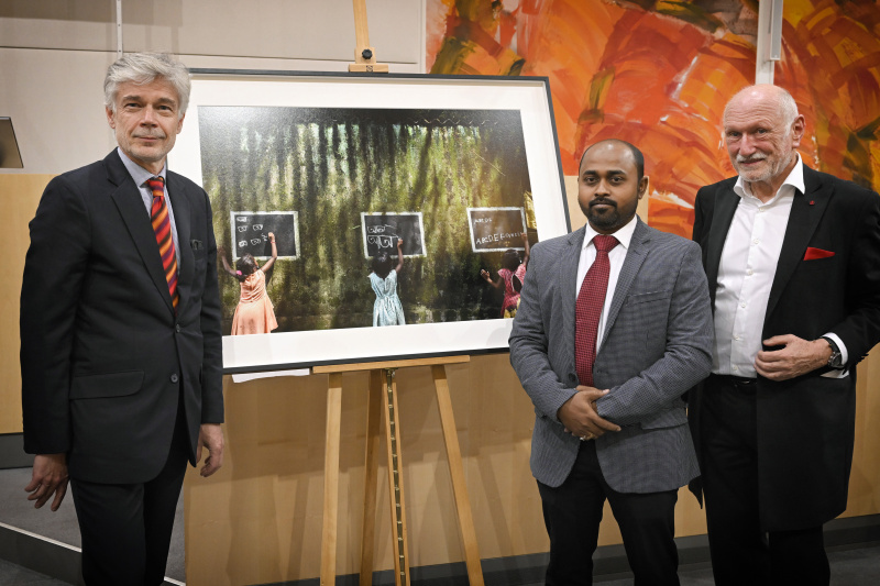Von links: Parlamentsdirektor Harald Dossi, Preisträger Sourav Das, Lois Lammerhuber