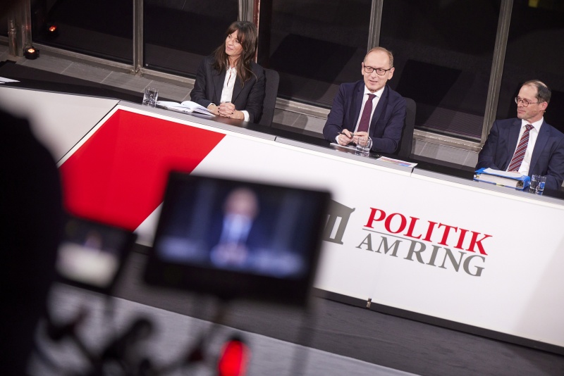 Von links: Katharina Mader Arbeiterkammer Wien, Moderator Gerald Groß, Ralf Kronberger Wirtschaftskammer Österreich