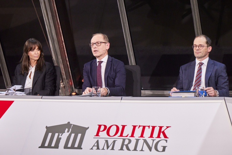 Von links:  Katharina Mader Arbeiterkammer Wien, Moderator Gerald Groß, Ralf Kronberger Wirtschaftskammer Österreich