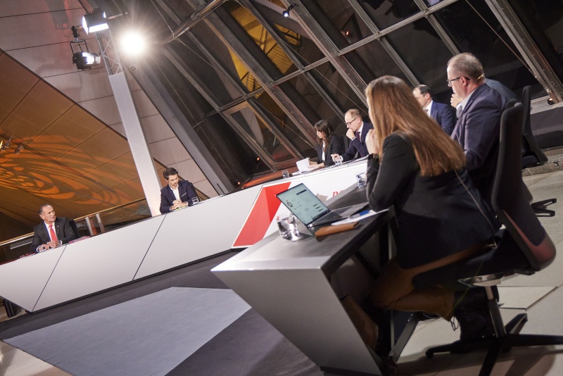 Von links: Nationalratsabgeordneter Gabriel Obernosterer (ÖVP), Nationalratsabgeordneter Jakob Schwarz (GRÜNE), Katharina Mader Arbeiterkammer Wien, Moderator Gerald Groß, Ralf Kronberger Wirtschaftskammer Österreich, Nationalratsabgeordneter Christoph Matznetter (SPÖ), Nationalratsabgeordneter Hubert Fuchs (FPÖ), Nationalratsabgeordnete Karin Doppelbauer (NEOS)