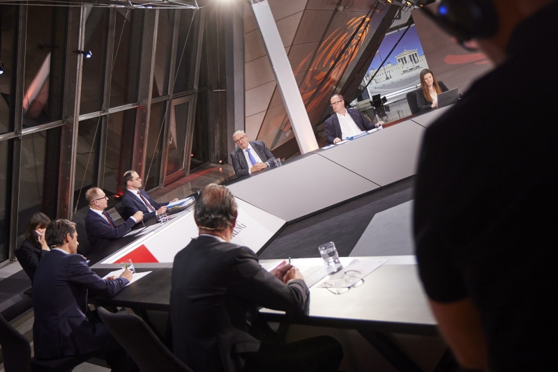 Von links: Nationalratsabgeordneter Gabriel Obernosterer (ÖVP), Nationalratsabgeordneter Jakob Schwarz (GRÜNE), Katharina Mader Arbeiterkammer Wien, Moderator Gerald Groß, Ralf Kronberger Wirtschaftskammer Österreich, Nationalratsabgeordneter Christoph Matznetter (SPÖ), Nationalratsabgeordneter Hubert Fuchs (FPÖ), Nationalratsabgeordnete Karin Doppelbauer (NEOS)