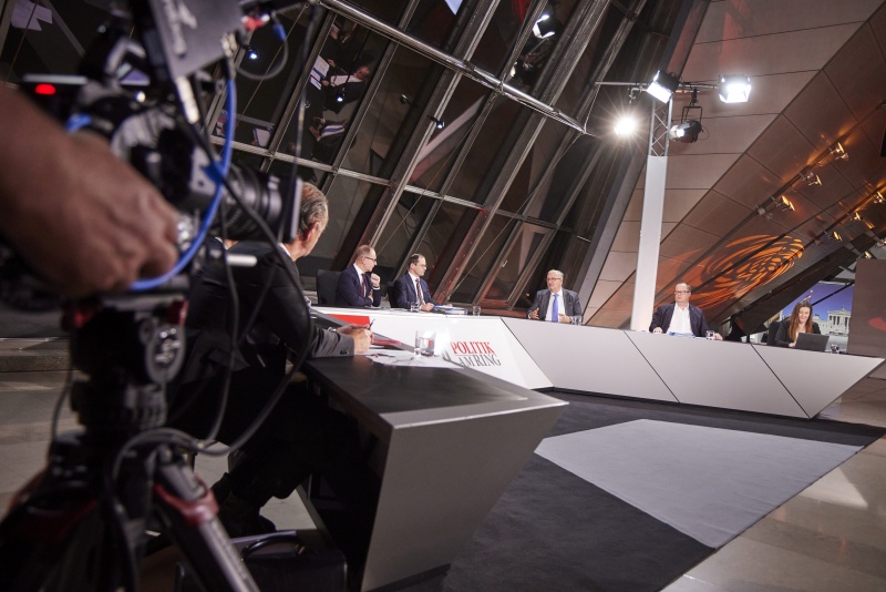 Von links: Nationalratsabgeordneter Gabriel Obernosterer (ÖVP), Nationalratsabgeordneter Jakob Schwarz (GRÜNE), Katharina Mader Arbeiterkammer Wien, Moderator Gerald Groß, Ralf Kronberger Wirtschaftskammer Österreich, Nationalratsabgeordneter Christoph Matznetter (SPÖ), Nationalratsabgeordneter Hubert Fuchs (FPÖ), Nationalratsabgeordnete Karin Doppelbauer (NEOS)