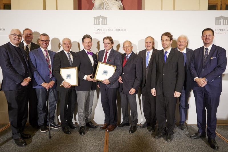 Gruppenfoto, von links: Nationalratsabgeordneter Martin Graf (FPÖ), Veranstaltungsteilnehmer, Dritter Nationalratspräsident Norbert Hofer (FPÖ), Michael Geistlinger Universität Salzburg , Klubdirektor Norbert Nemeth (FPÖ), Christian Neschwara Universität Wien, Minister a.D. Helmut Krünes, Volksanwalt Walter Rosenkranz, Musiker, Veranstaltungsteilnehmer, Nationalratsabgeordneter Gerhard Kaniak (FPÖ)