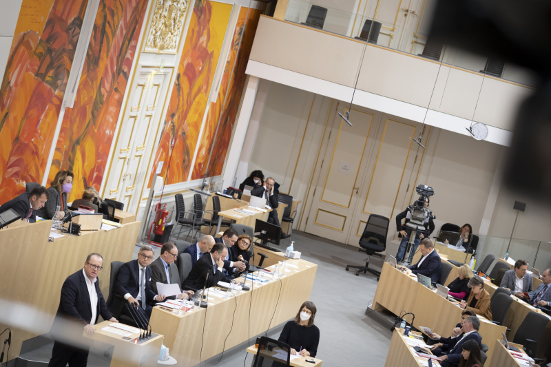 Nationalratsabgeordneter Hubert Fuchs (FPÖ) am Rednerpult, Regierungsbank