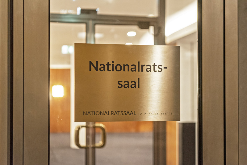 Eingangsbereich in den Nationalratssaal. Hinweisschild mit Blindenschrift