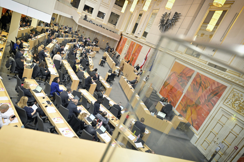 Blick Richtung Sitzungsteilnehmer:innen