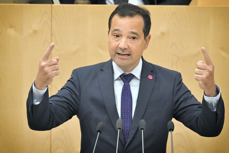 Nationalratsabgeordneter Gerald Loacker (NEOS) am Rednerpult