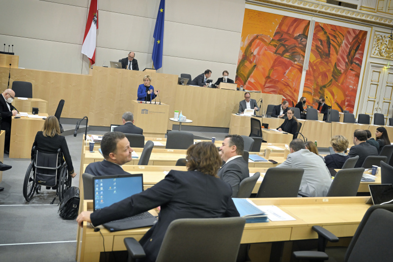 Blick Richtung Sitzungsteilnehmer:innen