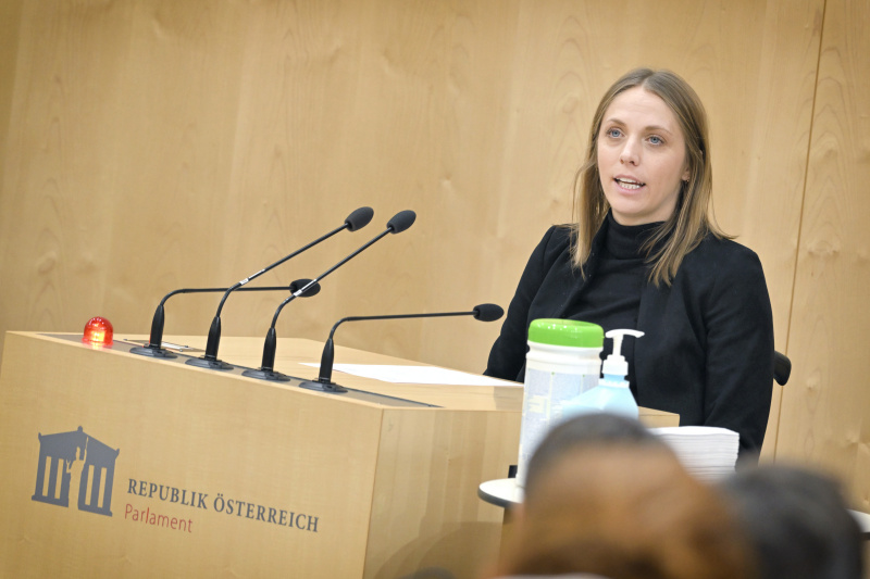 Nationalratsabgeordnete Kira Grünberg (ÖVP) am Rednerpult