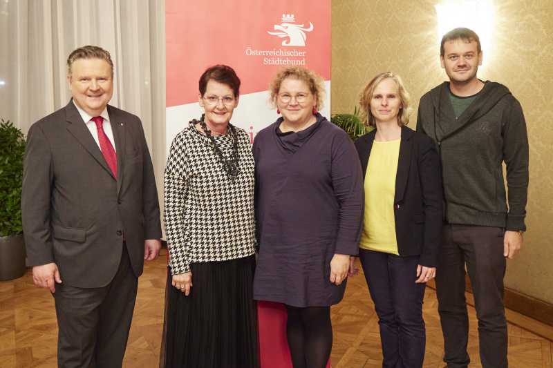 Von links: Bürgermeister der Stadt Wien Michael Ludwig, Bundesrätin Elisabeth Grimling (SPÖ), Bundesratspräsidentin Korinna Schumann (SPÖ), Bundesrätin Daniela Gruber-Pruner (SPÖ), Bundesrat Sascha Obrecht (SPÖ)