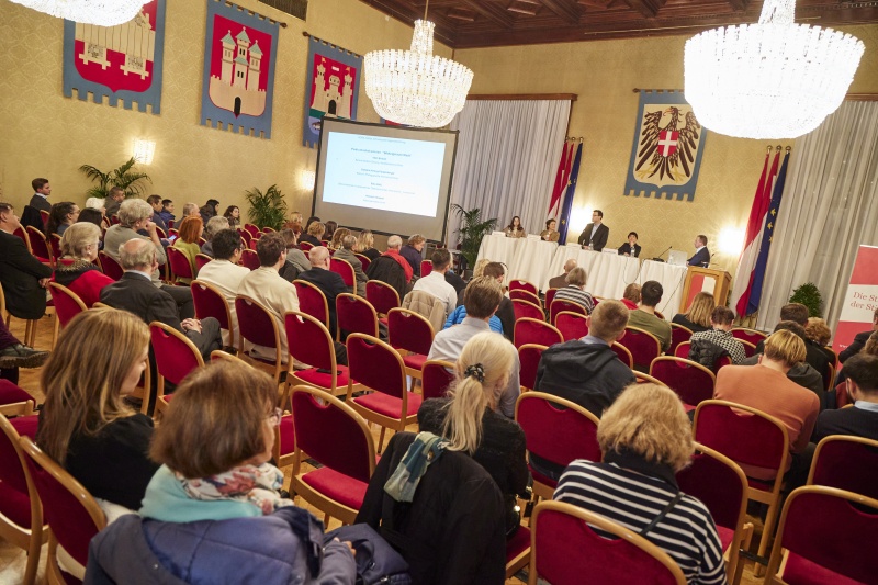 Podiumsdiskussion, von links: Stellvertretende Vorsitzende der Österreichischen Hochschüler_innenschaft Sara Velić, Rektorin Pädagogische Hochschule Wien Barbara Herzog-Punzenberger, Bildungsdirektor Wien Heinrich Himmer, Ilkim Erdost Arbeiterkammer Wien, Generalsekretär des Österreichischen Städtebundes Thomas Weninger