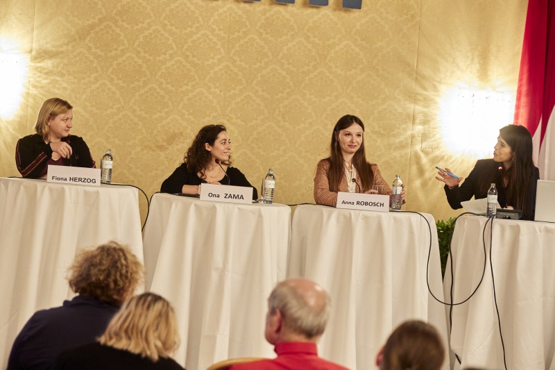 Podiumsdiskussion, von links: Vorsitzende der Bundesjugendvertretung Fiona Herzog, Bezirksrätin Wien-Penzing Ona Zama, Gemeinderätin in Graz Anna Robosch, Moderation