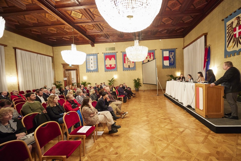 Podiumsdiskussion, von links: Vorsitzende der Bundesjugendvertretung Fiona Herzog, Bezirksrätin Wien-Penzing Ona Zama, Gemeinderätin in Graz Anna Robosch, Moderation