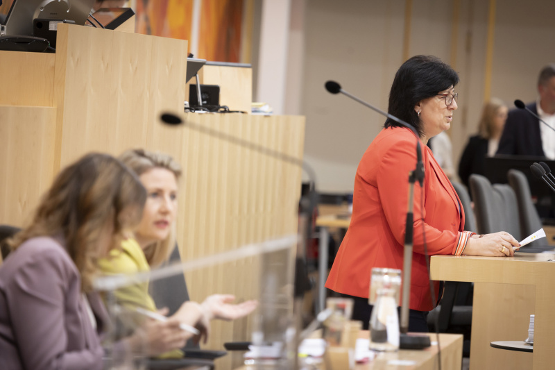 auf der Regierungsbank, von links: Staatssekretärin Claudia Plakolm, Familienministerin Susanne Raab (ÖVP), am Rednerpult Nationalratsabgeordnete Rosa Ecker (FPÖ)