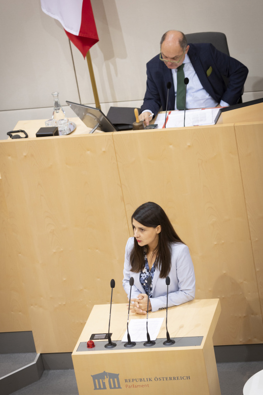 Nationalratspräsident Wolfgang Sobotka (ÖVP) am Präsidium. Am Rednerpult Nationalratsabgeordnete Meri Disoski (GRÜNE)