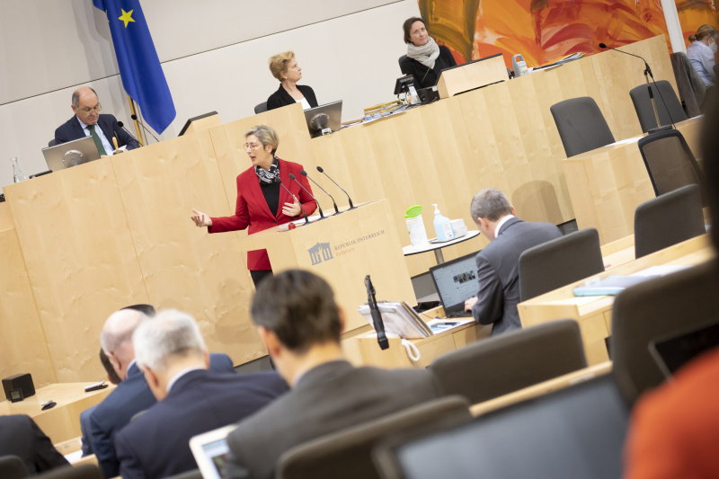 Nationalratspräsident Wolfgang Sobotka (ÖVP) am Präsidium. Nationalratsabgeordnete Michaela Steinacker (ÖVP) am Rednerpult