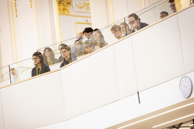 Schüler:innen auf der Besucher:innengalerie