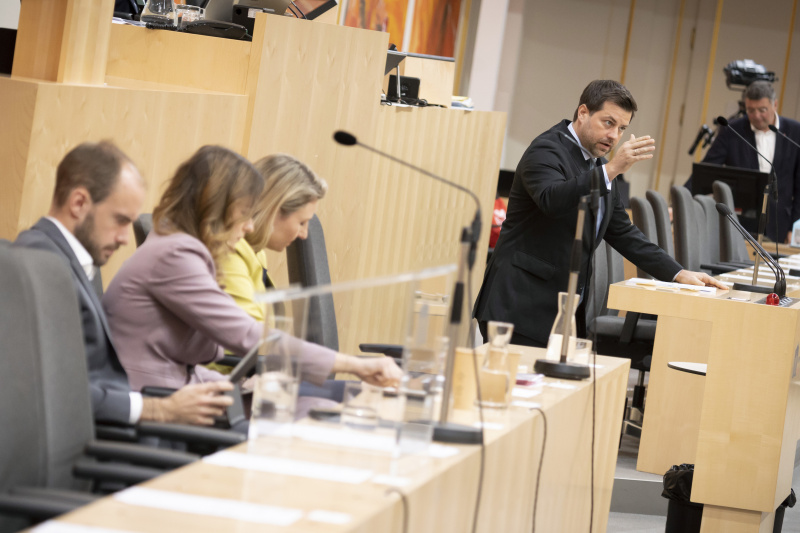 Auf der Regierungsbank von links: Staatssekretär Floiran Tursky (ÖVP), Staatssekretärin Claudia Plakolm (ÖVP), Familienministerin Susanne Raab (ÖVP). Nationalratsabgeordneter Michael Bernhard (NEOS) am Rednerpult