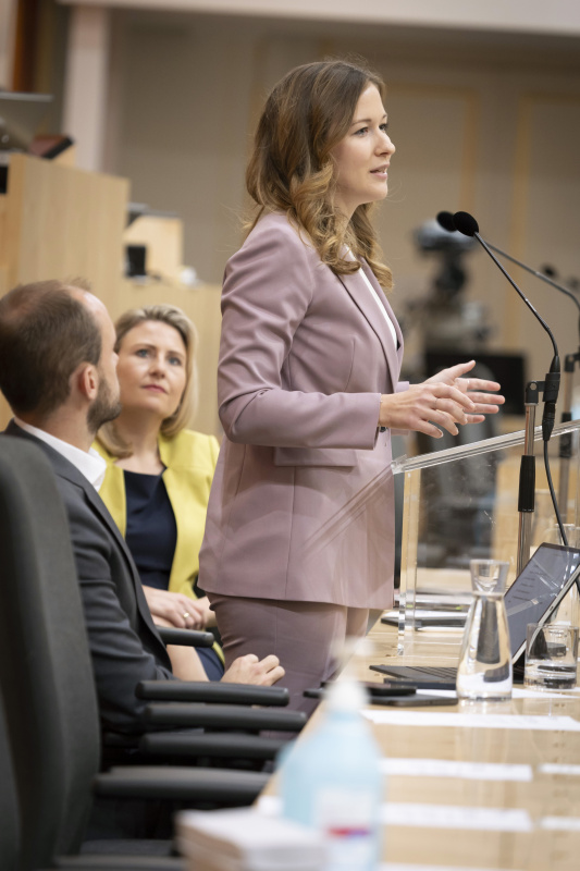 Auf der Regierungsbank: Staatssekretärin Claudia Plakolm (ÖVP) am Wort