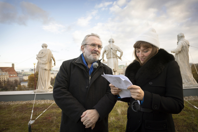 Medienhistoriker Fritz Hausjell, Journalistin Tatjana Lukáš im Podcastgespräch am Parlamentsdach.