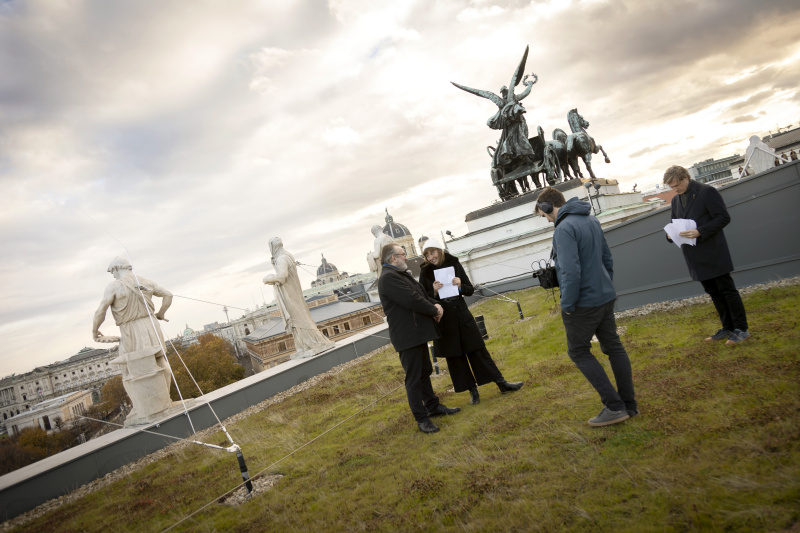 Medienhistoriker Fritz Hausjell, Journalistin Tatjana Lukáš im Podcastgespräch am Parlamentsdach.