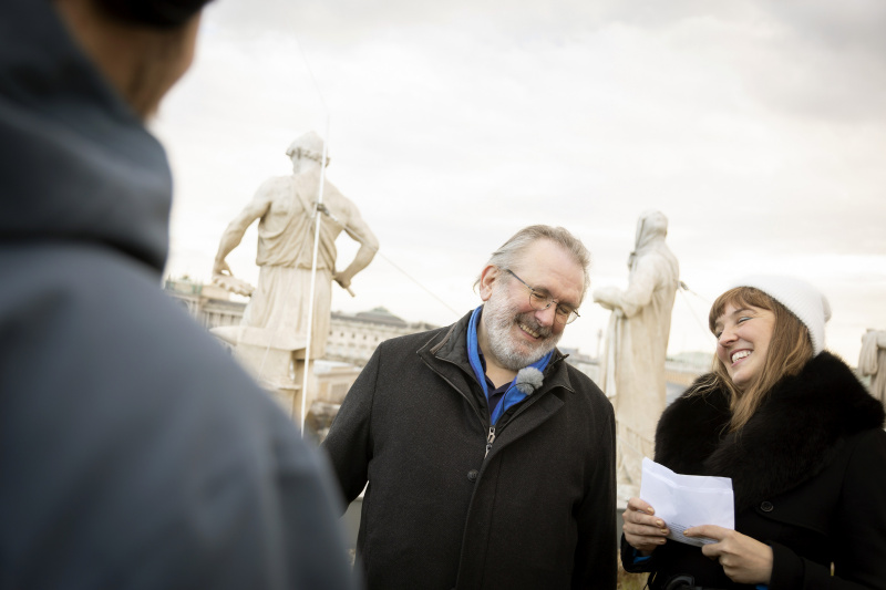 Medienhistoriker Fritz Hausjell, Journalistin Tatjana Lukáš im Podcastgespräch am Parlamentsdach.