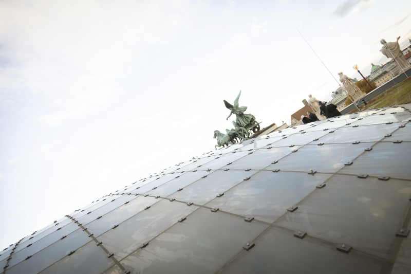  Medienhistoriker Fritz Hausjell, Journalistin Tatjana Lukáš im Podcastgespräch am Parlamentsdach.