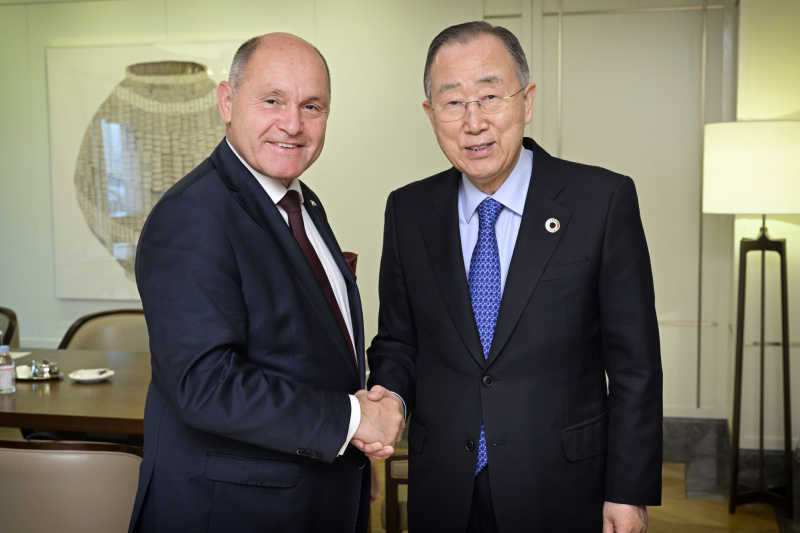 Höflichkeitsbesuch beim ehemaligen VN-Generalsekretär Ban Ki-Moon. Von links: Nationalratspräsident Wolfgang Sobotka (ÖVP), Ban Ki-Moon