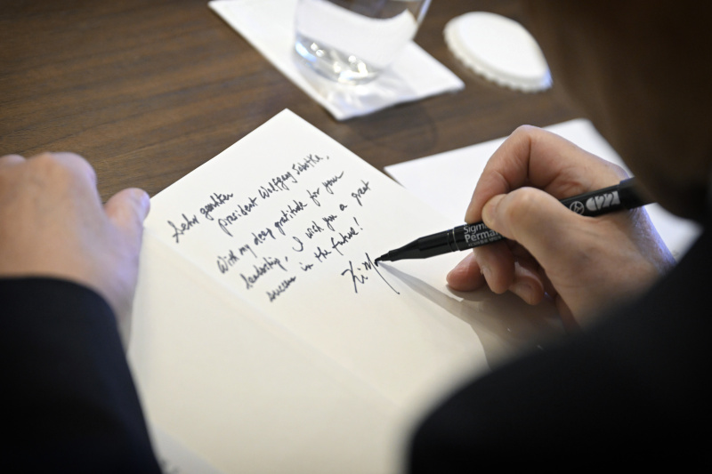 Höflichkeitsbesuch ehemaliger VN-Generalsekretär Ban Ki-Moon. Widmung im Buch, das als Geschenk überreicht wurde