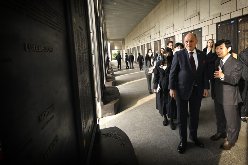 Besuch der Gedächtnisstätte für den Korea-Krieg. Von links: Nationalratspräsident Wolfgang Sobotka (ÖVP)