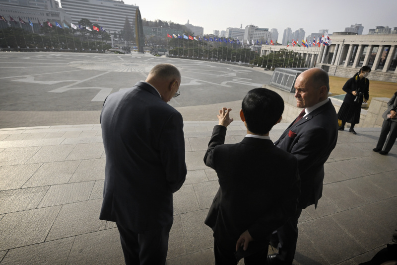 Besuch der Gedächtnisstätte für den Korea-Krieg. Von links: Nationalratspräsident Wolfgang Sobotka (ÖVP)