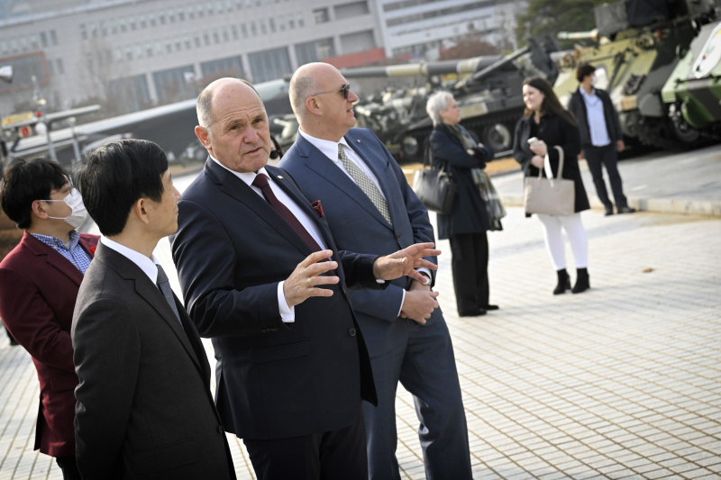 Besuch der Gedächtnisstätte für den Korea-Krieg. Von links: Nationalratspräsident Wolfgang Sobotka (ÖVP)