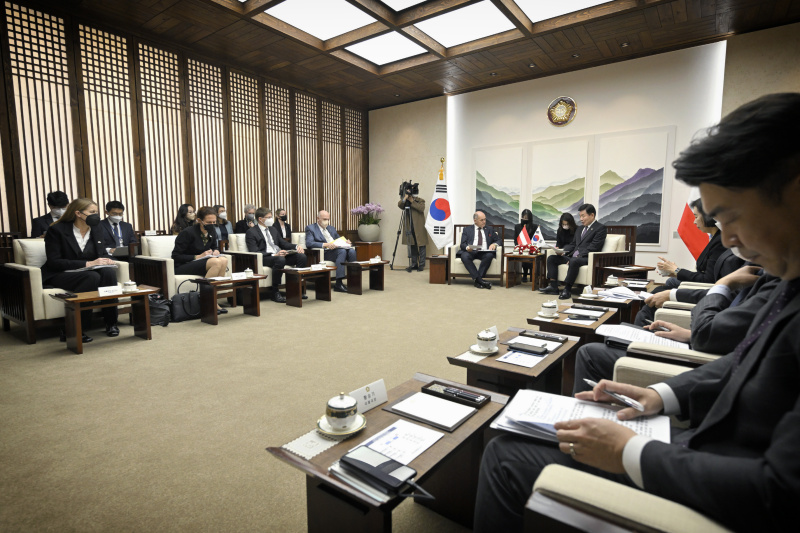 Treffen mit Parlamentspräsident Kim Jin-Pyo. Von links: Mitglieder der österreichischen Delegation, Nationalratspräsident Wolfgang Sobotka (ÖVP), Parlamentspräsident Kim Jin-Pyo