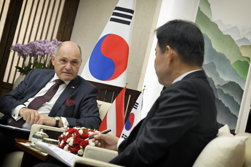 Treffen mit Parlamentspräsident Kim Jin-Pyo. Von links: Nationalratspräsident Wolfgang Sobotka (ÖVP), Parlamentspräsident Kim Jin-Pyo