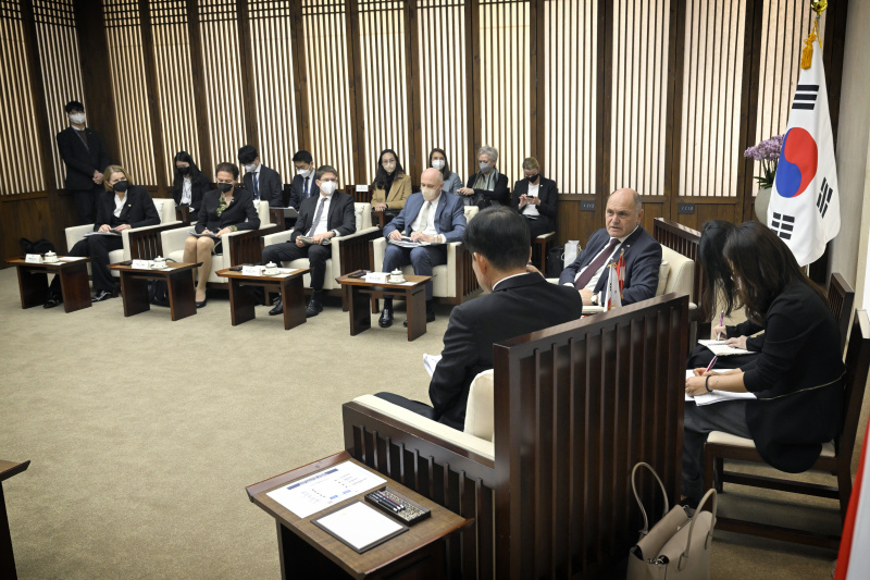 Treffen mit Parlamentspräsident Kim Jin-Pyo. Von links: Mitglieder der österreichischen Delegation, Nationalratspräsident Wolfgang Sobotka (ÖVP), Parlamentspräsident Kim Jin-Pyo