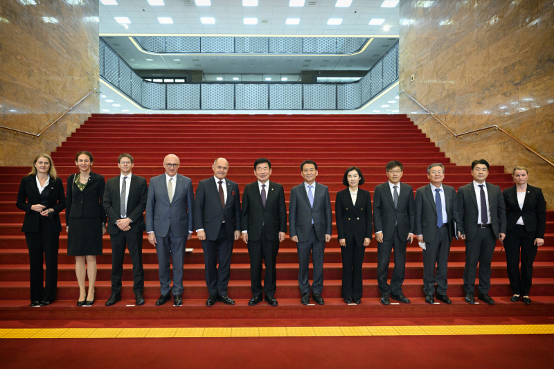 Treffen mit Parlamentspräsident Kim Jin-Pyo. Von links: Mitglieder der österreichischen Delegation, Österreichischer Botschafter in Südkorea Wolfgang Angerholzer, Nationalratspräsident Wolfgang Sobotka (ÖVP), Parlamentspräsident Kim Jin-Pyo