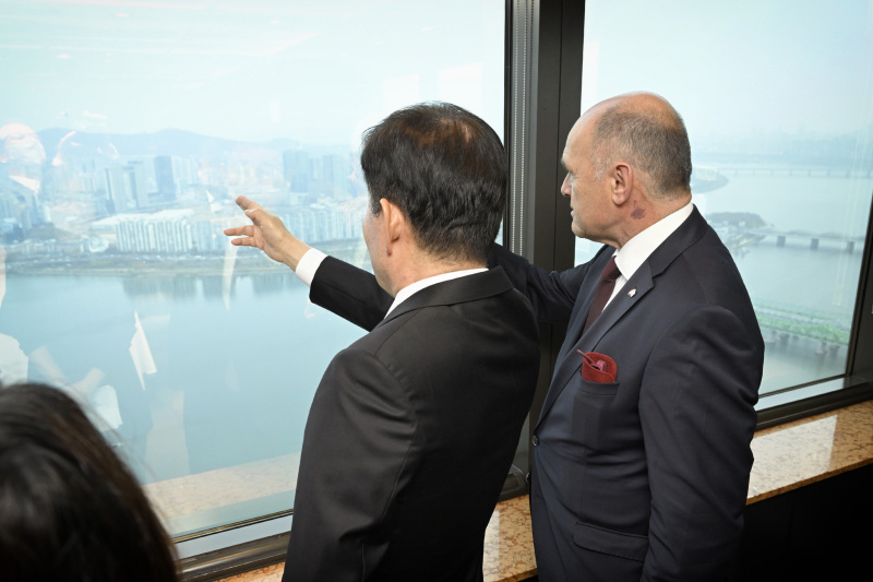 Treffen mit Parlamentspräsident Kim Jin-Pyo. Von links: Parlamentspräsident Kim Jin-Pyo, Nationalratspräsident Wolfgang Sobotka (ÖVP)