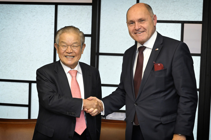 Treffen mit dem stellvertretenden Vorsitzenden der Federation of Korean Industries und CEO Kwon Tae-shin. Von links: Kwon Tae-shin, Nationalratspräsident Wolfgang Sobotka (ÖVP)
