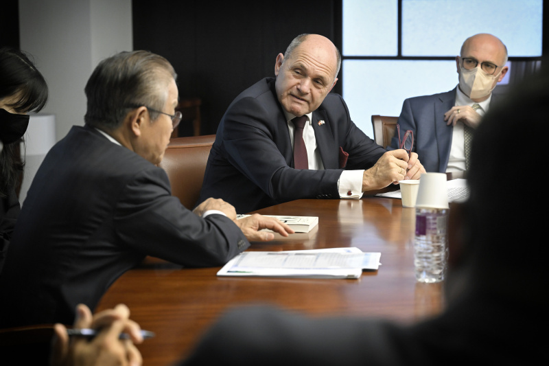 Treffen mit dem stellvertretenden Vorsitzenden der Federation of Korean Industries und CEO Kwon Tae-shin. Von links: Kwon Tae-shin, Nationalratspräsident Wolfgang Sobotka (ÖVP)