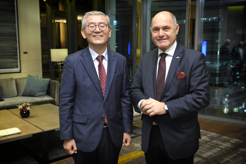 Abendessen mit dem Senior Research Fellow am Institut für Zukunftsstrategie, SNU, überregionale Sicherheit in Ostasien Kim Hyoung Zhin. Von links: Kim Hyoung Zhin, Nationalratspräsident Wolfgang Sobotka (ÖVP)