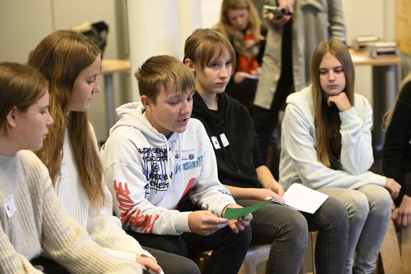 Schüler:innen im Gespräch mit Unterrichtsminister Martin Polaschek (ÖVP)