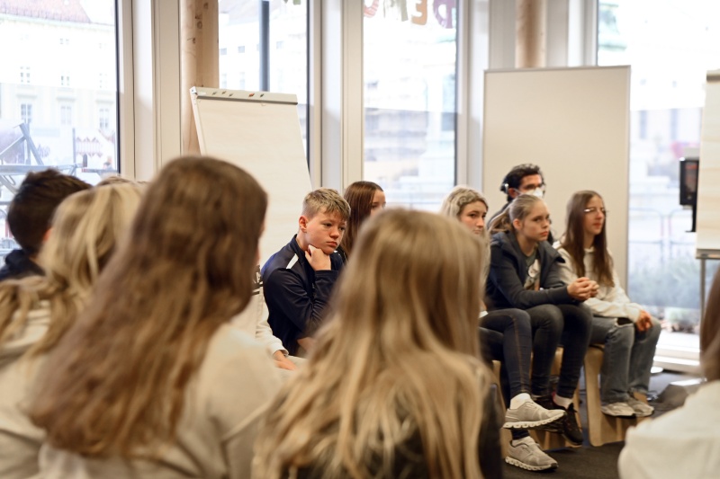 Unterrichtsminister Martin Polaschek (ÖVP) besucht einen Workshop in der Demokratiewerkstatt
